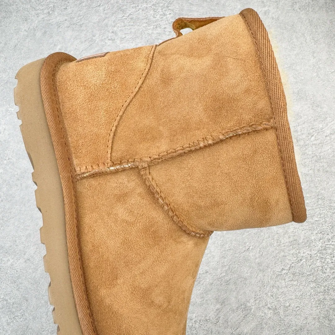 Pick up locally💰520 UGG 6222 Classic short-cut autumn and winter sheepskin and fur integrated snow boots. All shoes are made from the same factory as ZP. Longfeng A-grade Australian imported sheepskin and fur integrated men's and women's boots. Brand OEM production line. Fully follow the ZP process. OEM original pattern maker. Adhering to the principle of no original shoes and no development selection. Pay attention to every detail. The most authentic version on the market. TREADLITE "Light Wing" technology outsole. Lightweight/durable/flexible/pile size: 35 36 37 38 39 40 41 42 43 44 45 Coding: by2936060